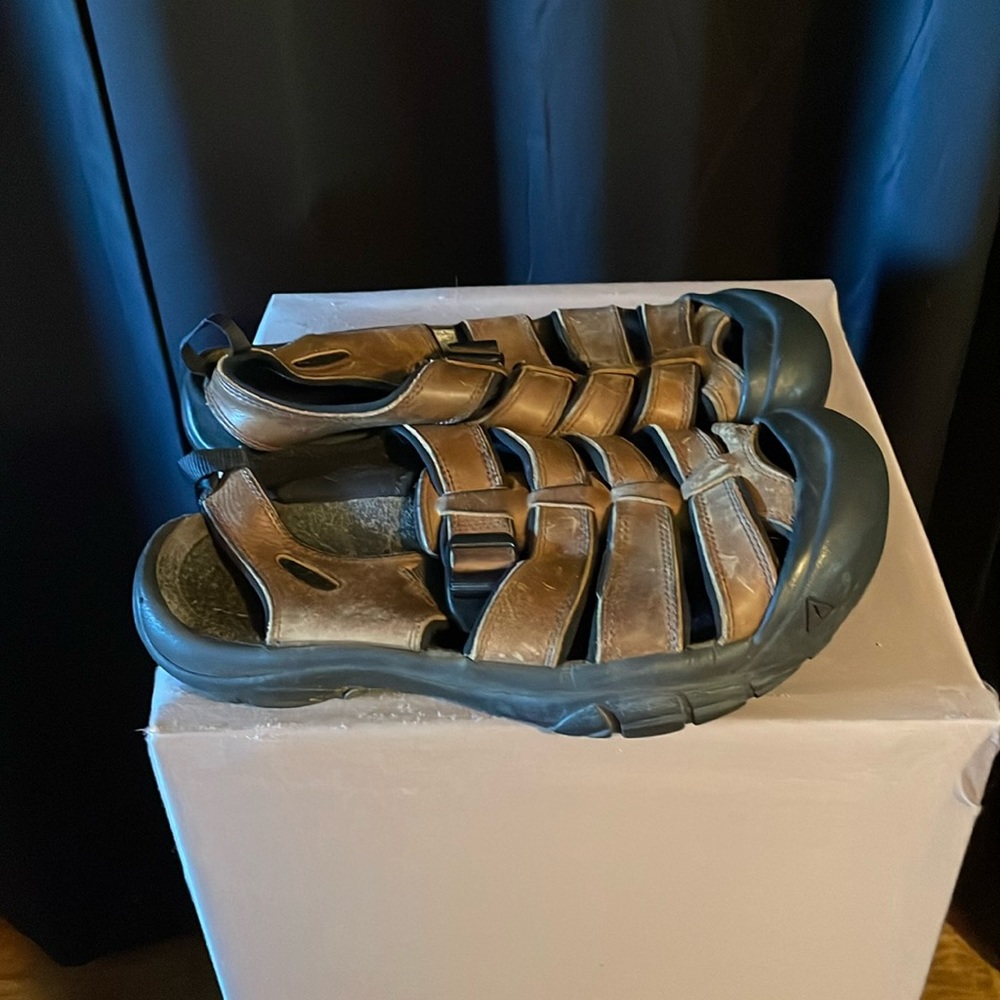 Keen men’s leather sandal, size 9